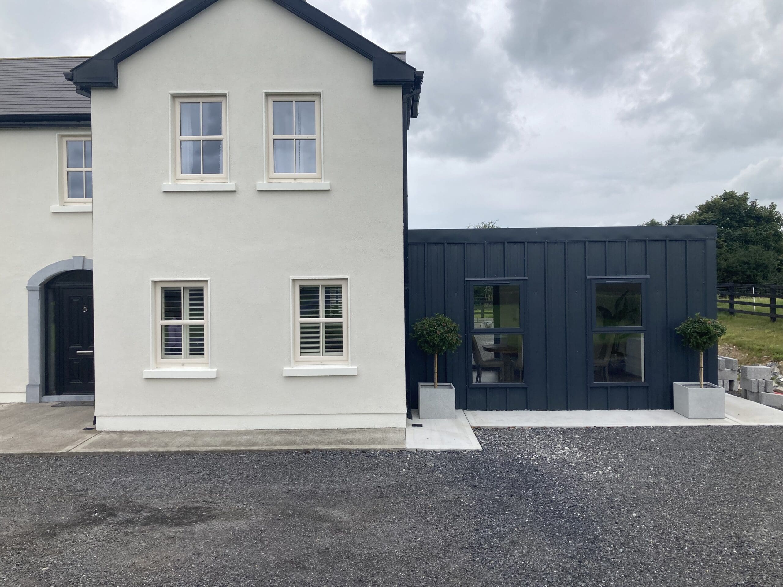 Close up of 5.2m x 4m house extension with anthracite grey Kingspan composite panels (2)